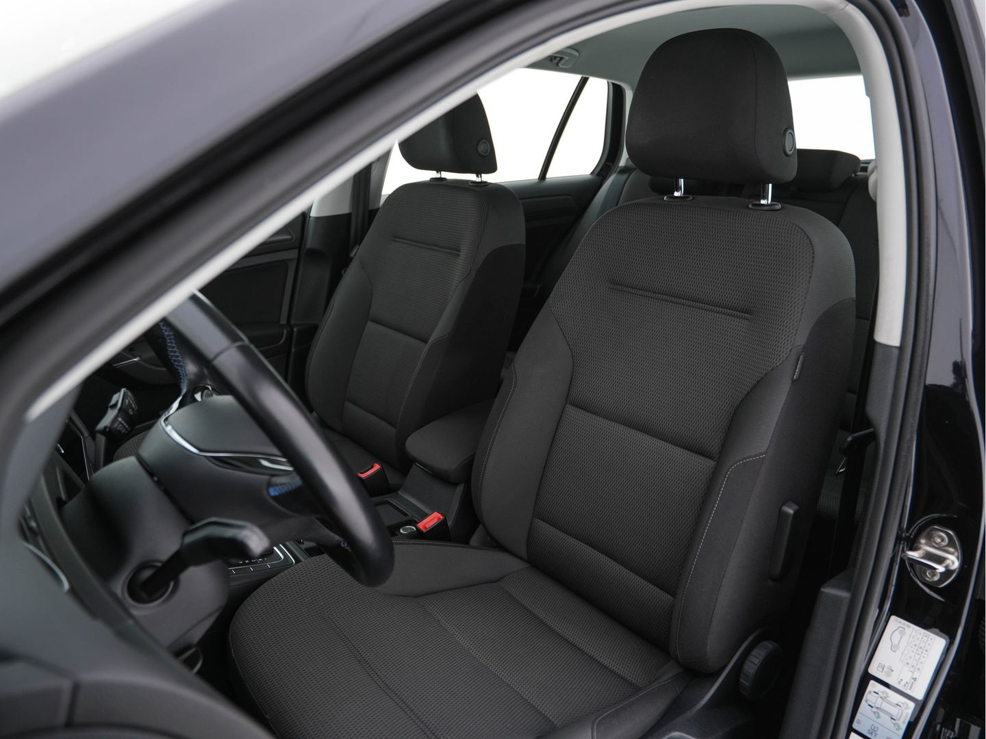 Volkswagen e-Golf E-DITION Aut. *HEAT-PUMP | ADAPTIVE-CRUISE | FULL-LED | DAB+ | NAVI-FULLMAP | CARPLAY | HEATED-COMFORTSEATS | ECC | CCS-FASTLOADER | PARKPILOT | CARPLAY | 17''ALU*