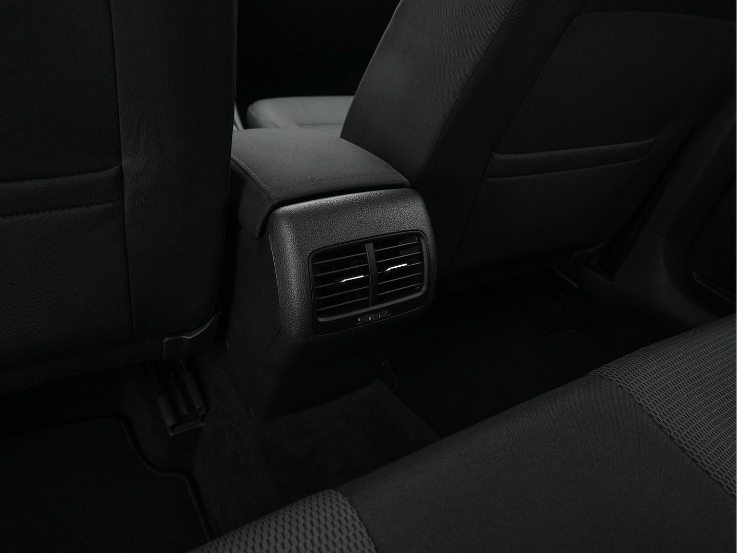 Volkswagen e-Golf E-DITION Aut. *HEAT-PUMP | ADAPTIVE-CRUISE | FULL-LED | DAB+ | NAVI-FULLMAP | CARPLAY | HEATED-COMFORTSEATS | ECC | CCS-FASTLOADER | PARKPILOT | CARPLAY | 17''ALU*