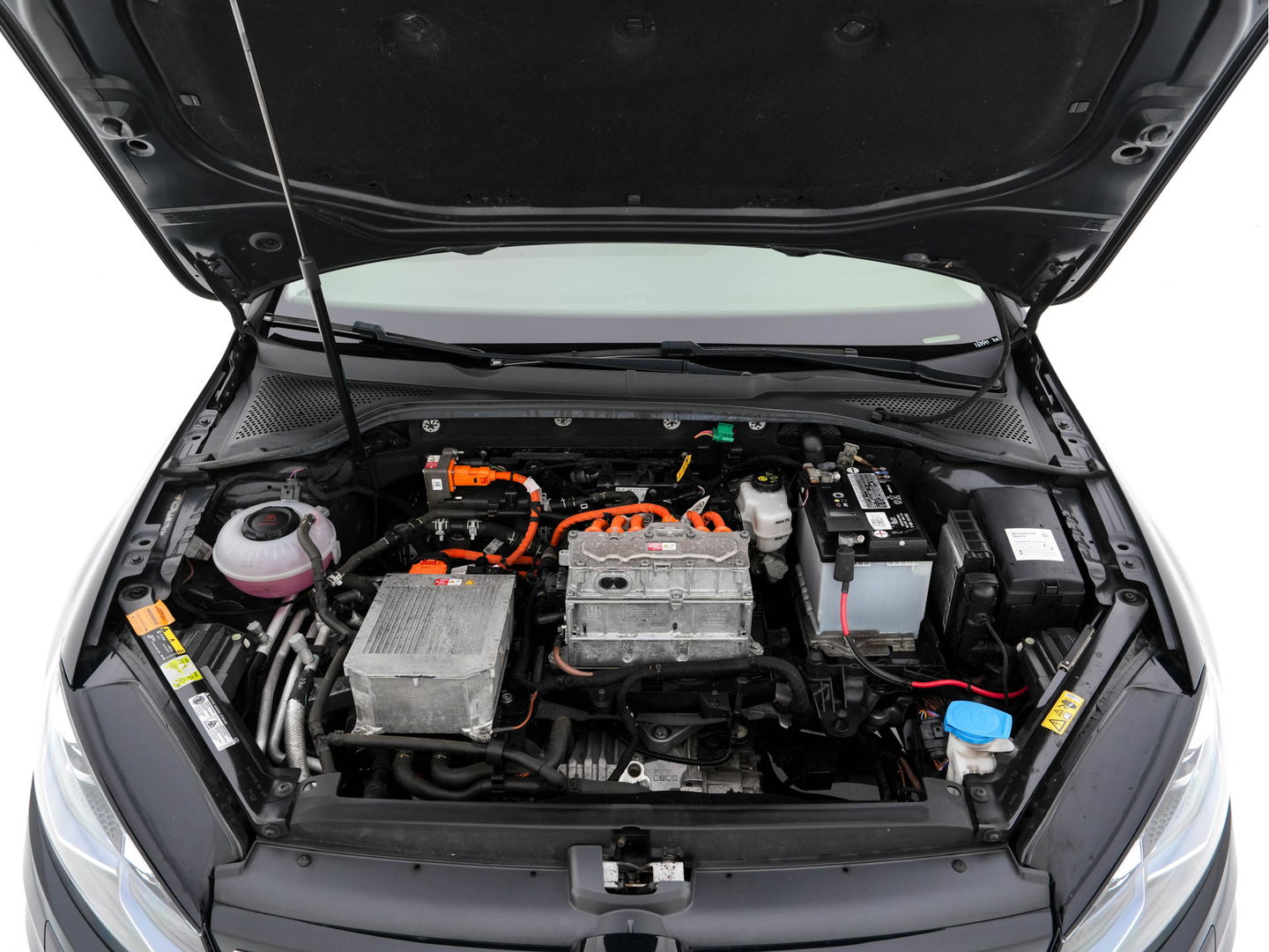 Volkswagen e-Golf E-DITION Aut. *HEAT-PUMP | ADAPTIVE-CRUISE | FULL-LED | DAB+ | NAVI-FULLMAP | CARPLAY | HEATED-COMFORTSEATS | ECC | CCS-FASTLOADER | PARKPILOT | CARPLAY | 17''ALU*