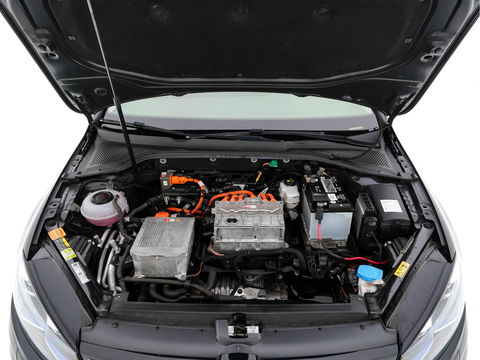 Volkswagen e-Golf E-DITION Aut. *HEAT-PUMP | ADAPTIVE-CRUISE | FULL-LED | DAB+ | NAVI-FULLMAP | CARPLAY | HEATED-COMFORTSEATS | ECC | CCS-FASTLOADER | PARKPILOT | CARPLAY | 17''ALU*