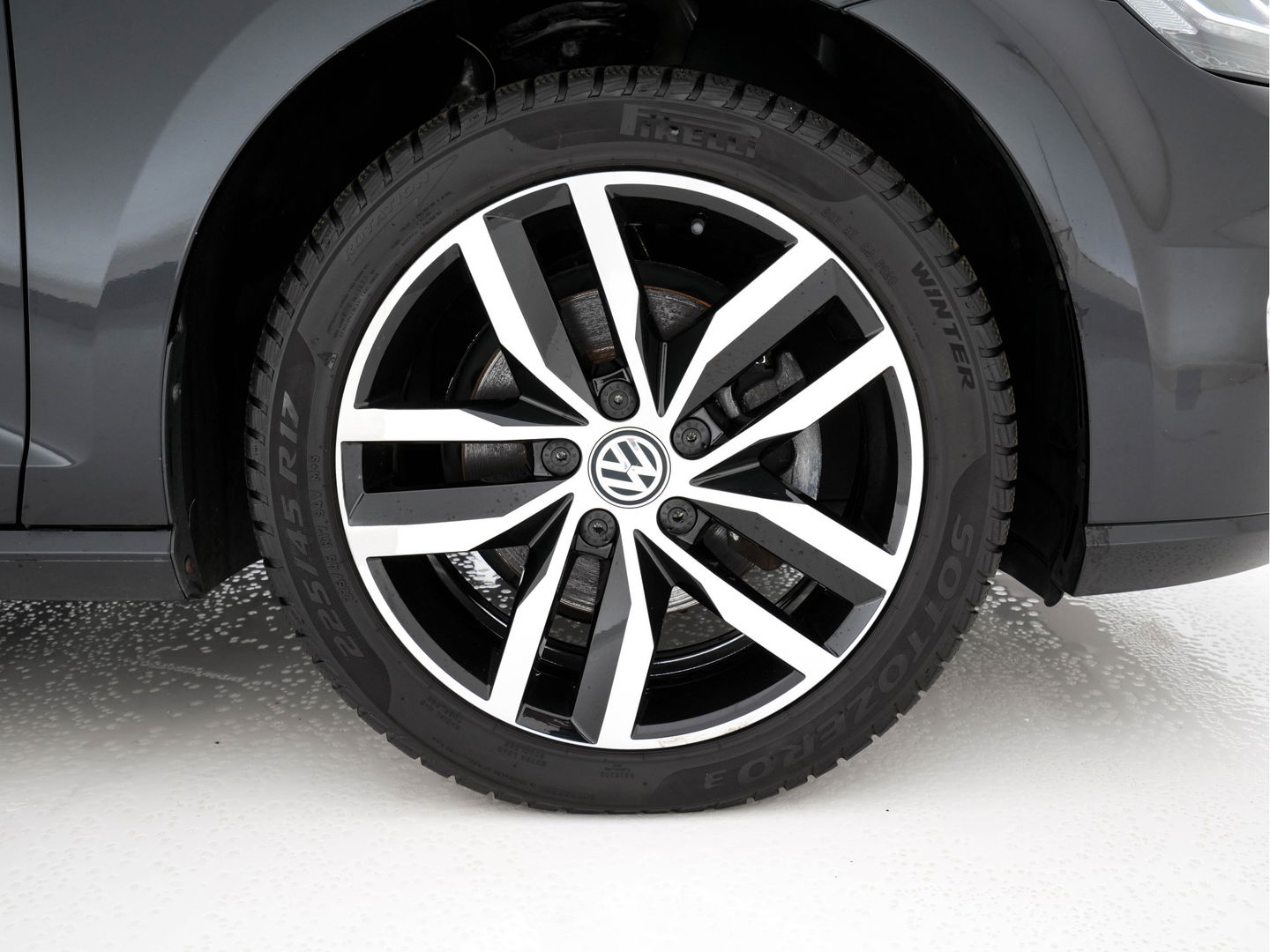 Volkswagen e-Golf E-DITION Aut. *HEAT-PUMP | ADAPTIVE-CRUISE | FULL-LED | DAB+ | NAVI-FULLMAP | CARPLAY | HEATED-COMFORTSEATS | ECC | CCS-FASTLOADER | PARKPILOT | CARPLAY | 17''ALU*