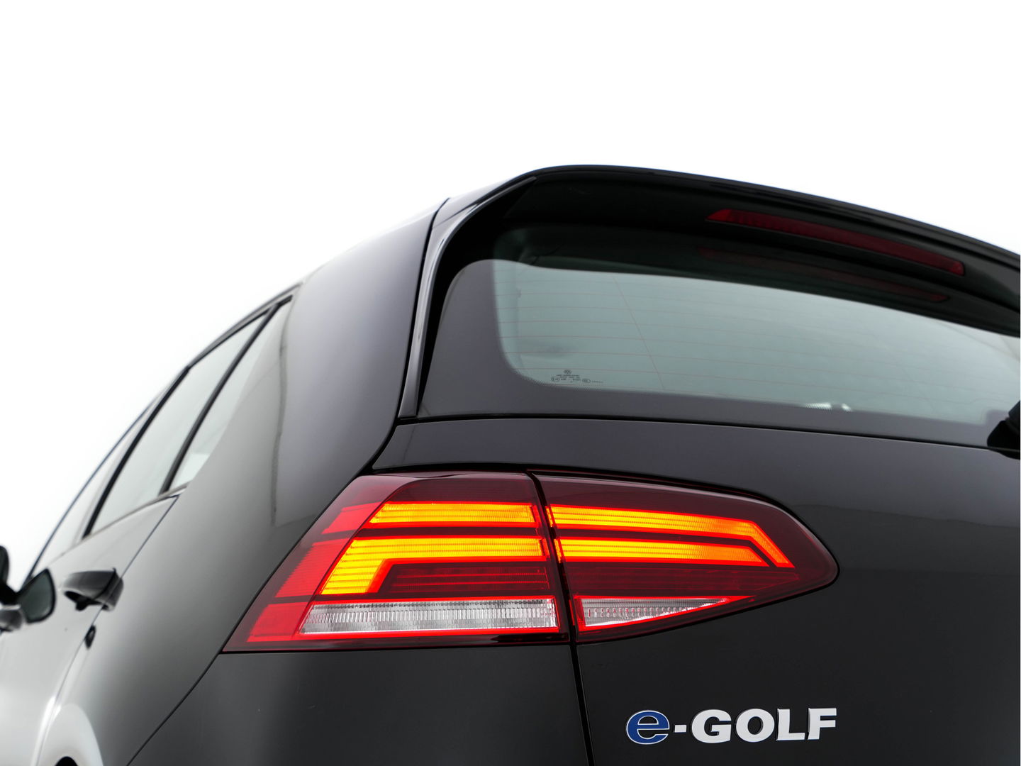 Volkswagen e-Golf E-DITION Aut. *HEAT-PUMP | ADAPTIVE-CRUISE | FULL-LED | DAB+ | NAVI-FULLMAP | CARPLAY | HEATED-COMFORTSEATS | ECC | CCS-FASTLOADER | PARKPILOT | CARPLAY | 17''ALU*