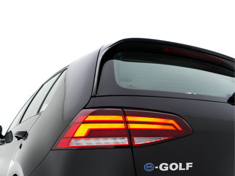 Volkswagen e-Golf E-DITION Aut. *HEAT-PUMP | ADAPTIVE-CRUISE | FULL-LED | DAB+ | NAVI-FULLMAP | CARPLAY | HEATED-COMFORTSEATS | ECC | CCS-FASTLOADER | PARKPILOT | CARPLAY | 17''ALU*