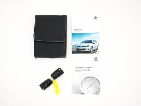 Volkswagen e-Golf E-DITION Aut. *HEAT-PUMP | ADAPTIVE-CRUISE | FULL-LED | DAB+ | NAVI-FULLMAP | CARPLAY | HEATED-COMFORTSEATS | ECC | CCS-FASTLOADER | PARKPILOT | CARPLAY | 17''ALU*