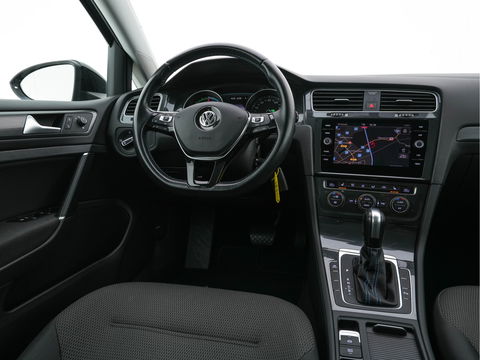 Volkswagen e-Golf E-DITION Aut. *HEAT-PUMP | ADAPTIVE-CRUISE | FULL-LED | DAB+ | NAVI-FULLMAP | CARPLAY | HEATED-COMFORTSEATS | ECC | CCS-FASTLOADER | PARKPILOT | CARPLAY | 17''ALU*