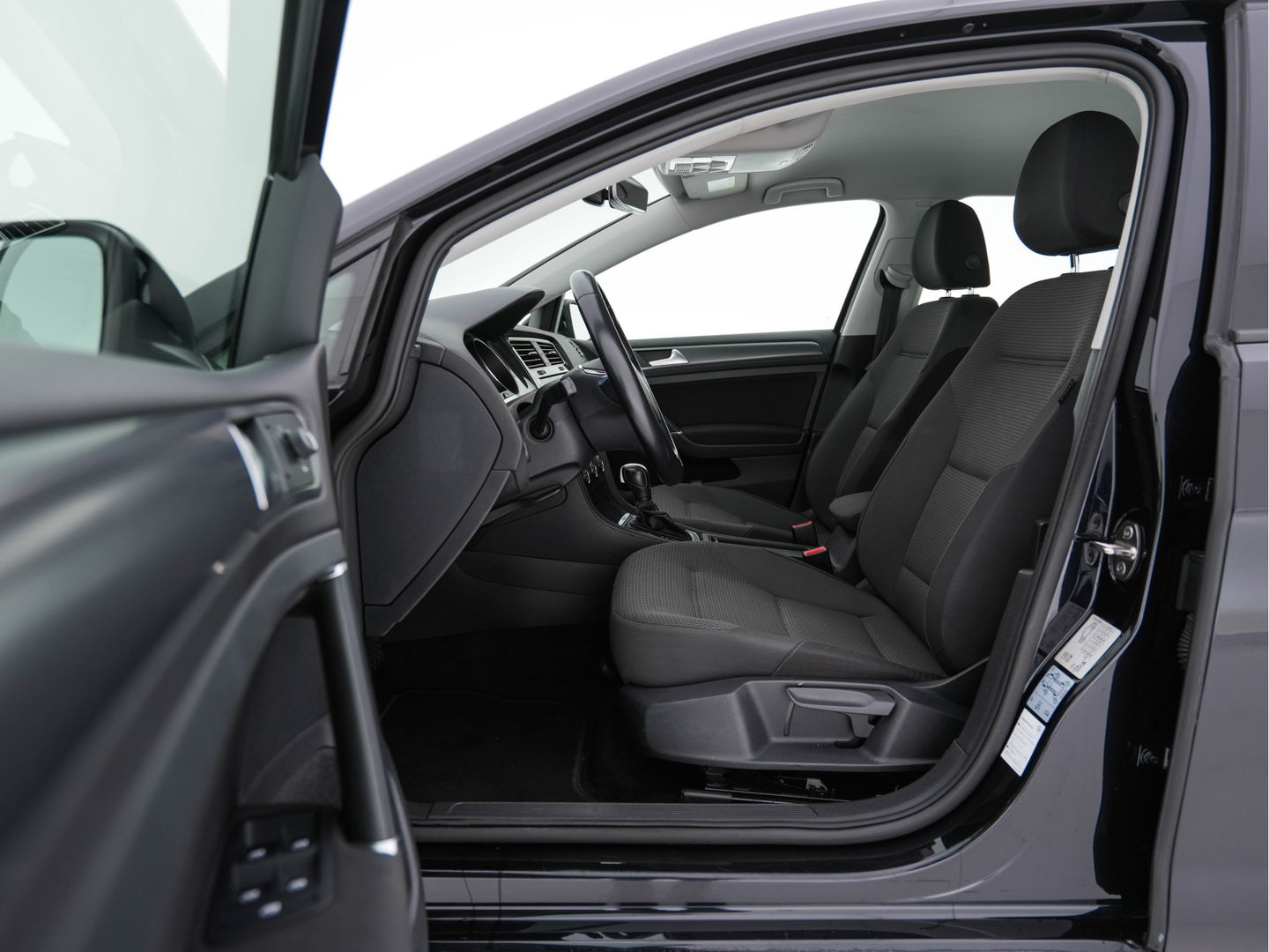 Volkswagen e-Golf E-DITION Aut. *HEAT-PUMP | ADAPTIVE-CRUISE | FULL-LED | DAB+ | NAVI-FULLMAP | CARPLAY | HEATED-COMFORTSEATS | ECC | CCS-FASTLOADER | PARKPILOT | CARPLAY | 17''ALU*