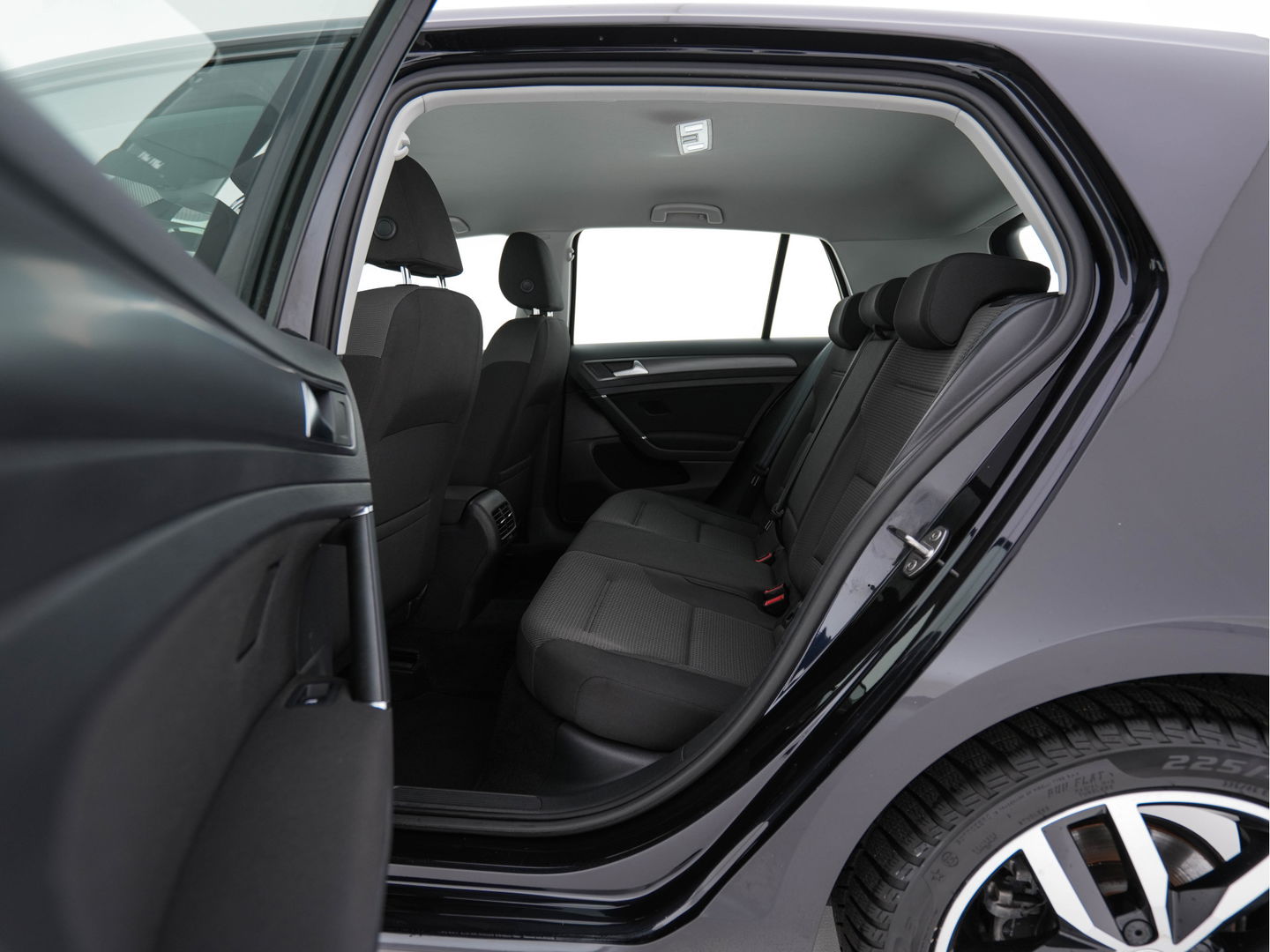 Volkswagen e-Golf E-DITION Aut. *HEAT-PUMP | ADAPTIVE-CRUISE | FULL-LED | DAB+ | NAVI-FULLMAP | CARPLAY | HEATED-COMFORTSEATS | ECC | CCS-FASTLOADER | PARKPILOT | CARPLAY | 17''ALU*