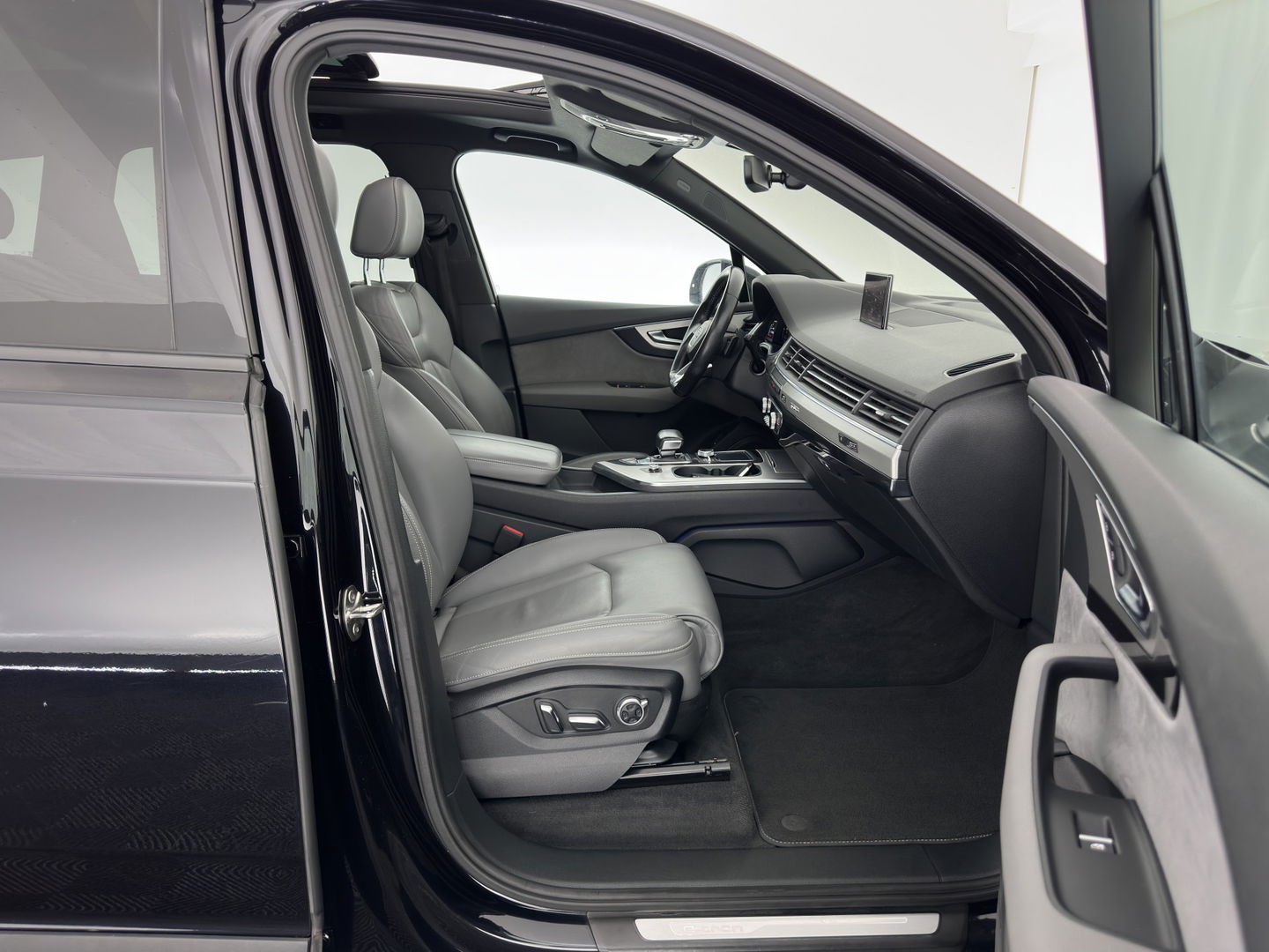 Audi Q7 3.0 TDI e-tron quattro Sport Aut. *PANO | LUXURY-LEATHER | FULL-LED | BOSE-SOUND | MEMORY-PACK | DIGI-COCKPIT | CAMERA | HEATED-COMFORTSEATS | AMBIENT-LIGHT | NAVI-FULLMAP | PRIVACY-GLASS | SHIFT-PADDLES | TOWBAR | 21''A