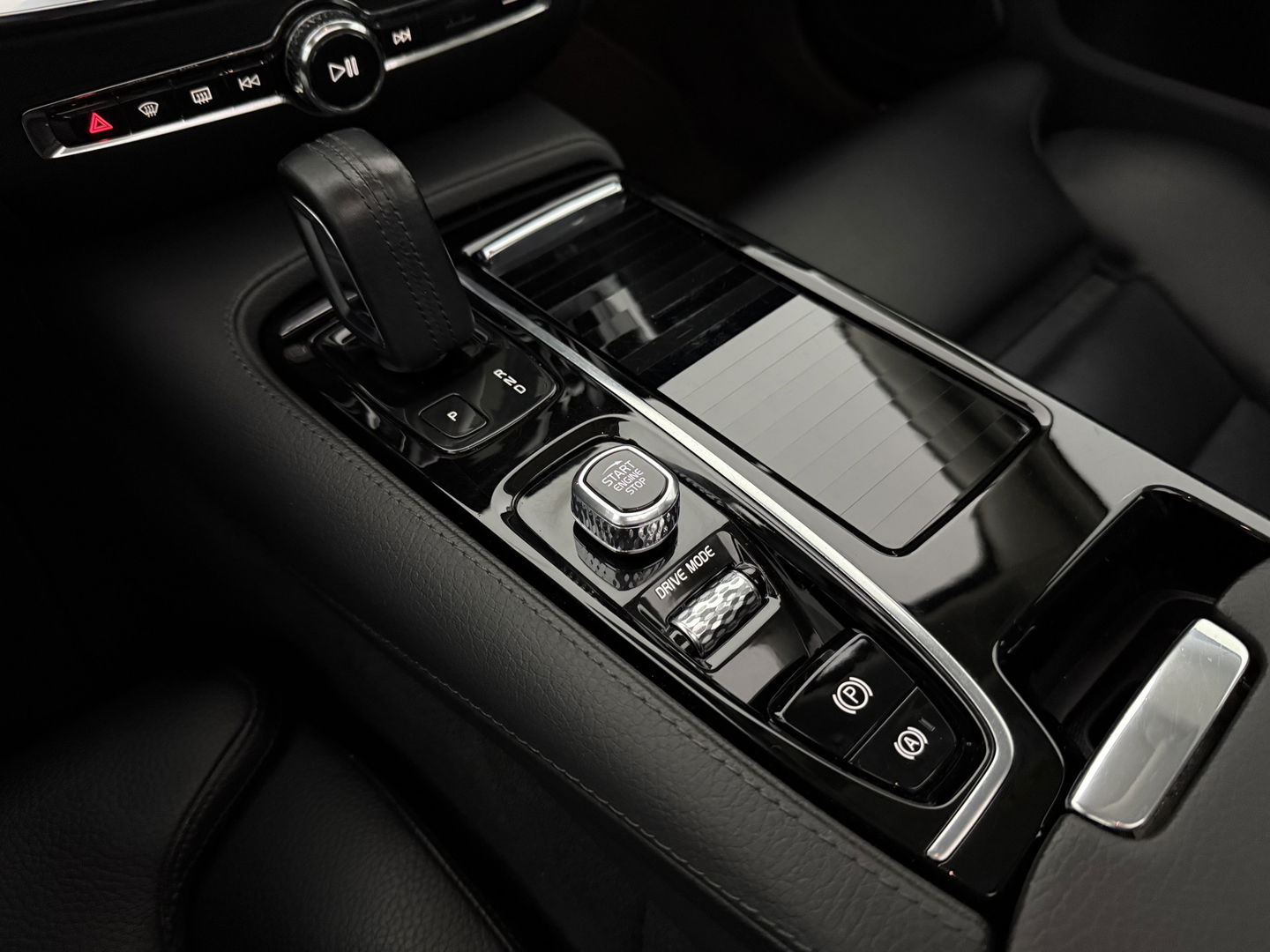 Volvo V60 2.0 T6 Recharge AWD 340PK R-Design | Pano | Virtual | Camera | Carplay | Leder | Trekh. | Cruise | Keyless