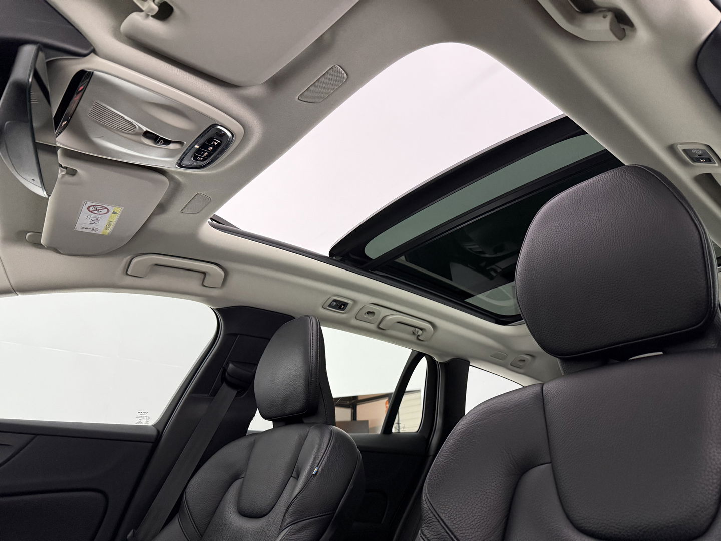 Volvo V60 2.0 T6 Recharge AWD 340PK R-Design | Pano | Virtual | Camera | Carplay | Leder | Trekh. | Cruise | Keyless