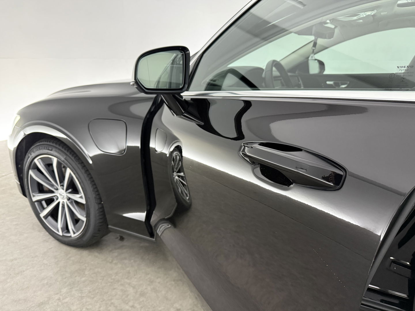 Volvo V60 2.0 T6 Recharge AWD 340PK R-Design | Pano | Virtual | Camera | Carplay | Leder | Trekh. | Cruise | Keyless