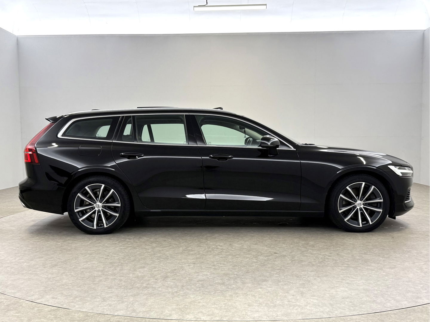 Volvo V60 2.0 T6 Recharge AWD 340PK R-Design | Pano | Virtual | Camera | Carplay | Leder | Trekh. | Cruise | Keyless