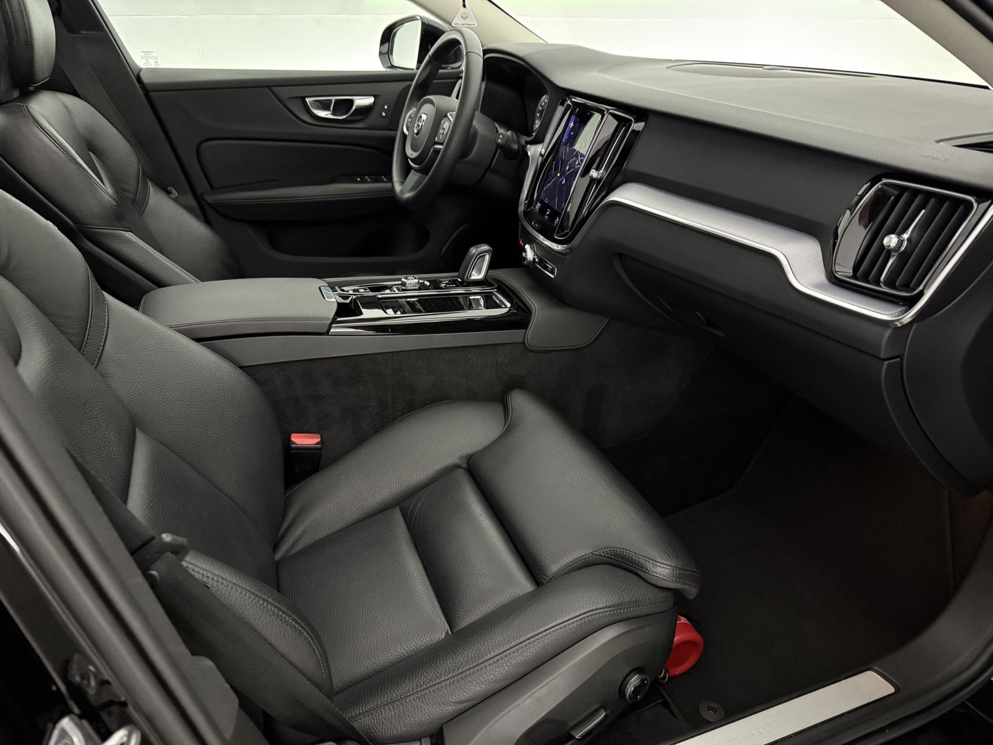 Volvo V60 2.0 T6 Recharge AWD 340PK R-Design | Pano | Virtual | Camera | Carplay | Leder | Trekh. | Cruise | Keyless