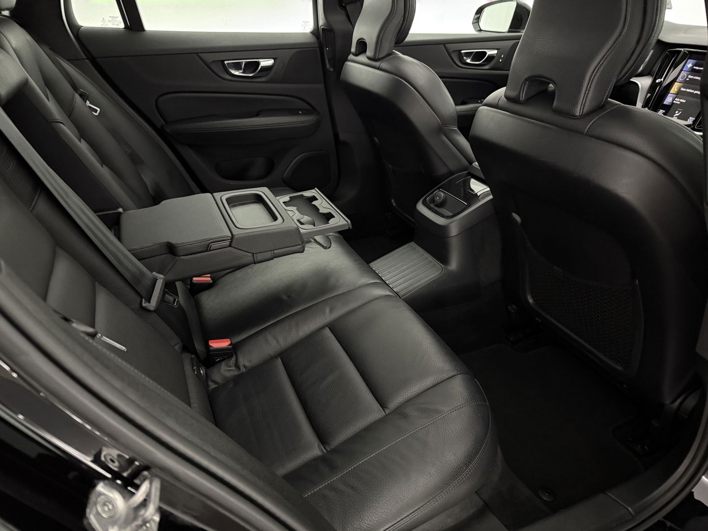 Volvo V60 2.0 T6 Recharge AWD 340PK R-Design | Pano | Virtual | Camera | Carplay | Leder | Trekh. | Cruise | Keyless