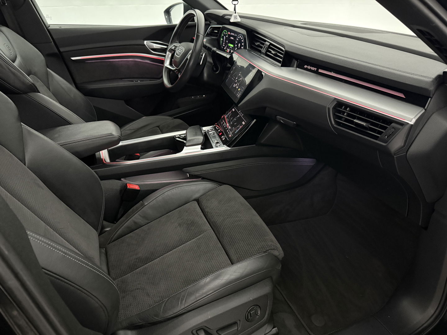 Audi e-tron 50 quattro S-Line 71 kWh | Pano | B&O | Sfeerverl. | Virtual | Memory | Camera | Carplay | Adaptive Cruise | NAP