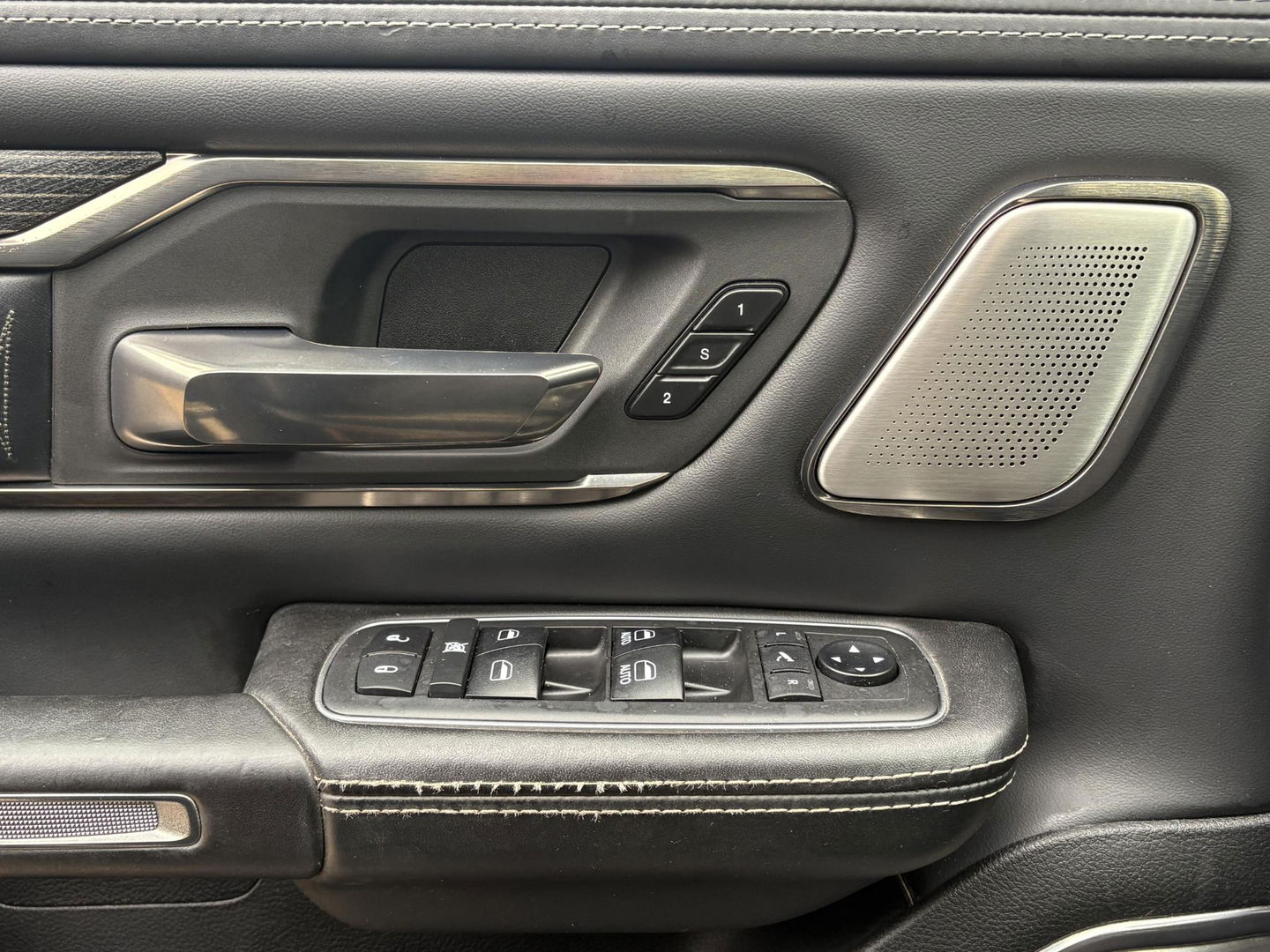 Dodge Ram Pick-Up 1500 5.7 V8 4x4 Crew Cab 5'7 Limited | Klep in Uitlaat | GROOT SCHERM | DIEP BLAUW | GEWELDIGE VOLLE UITVOERING