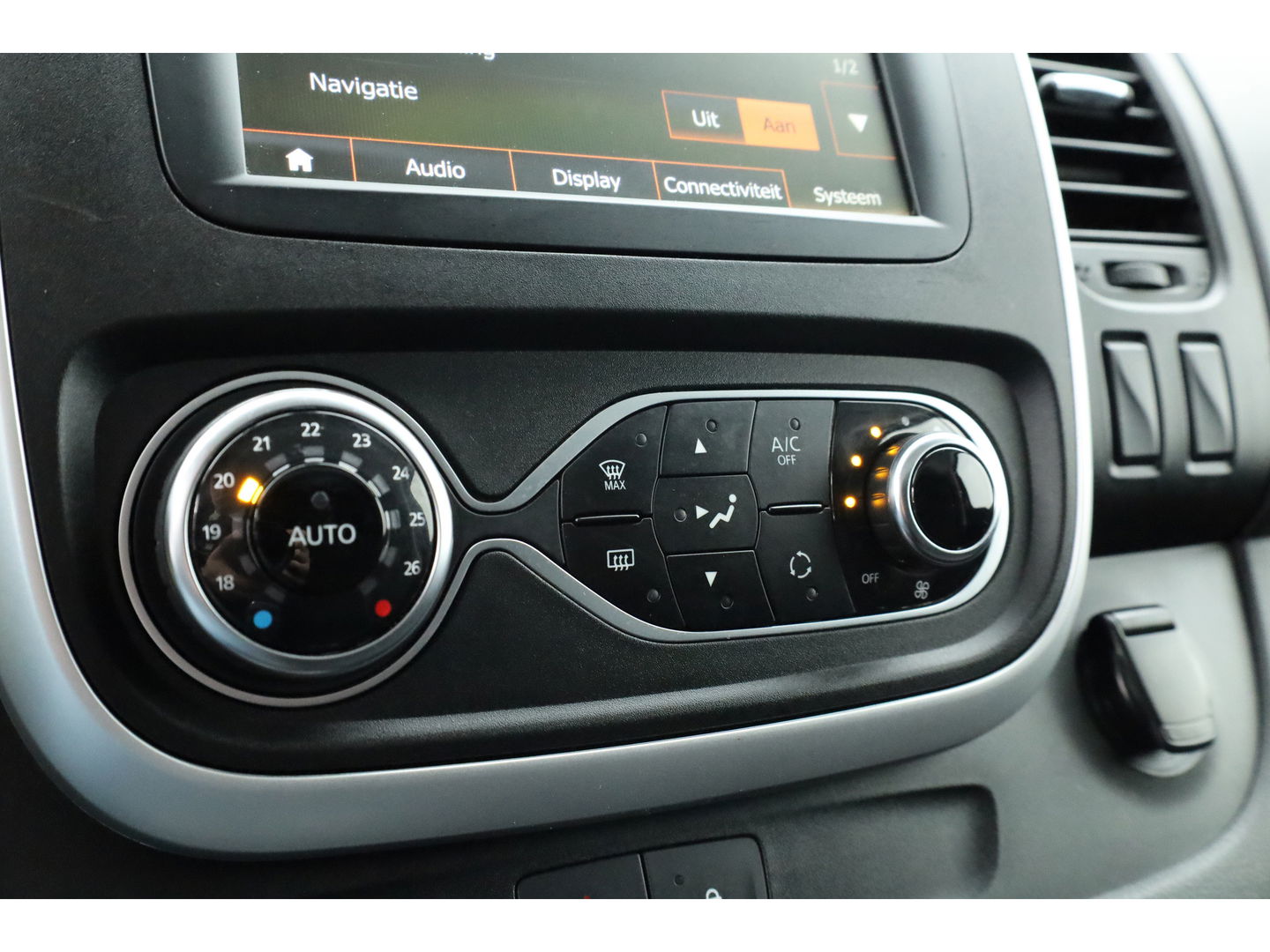 Renault Trafic 2.0 dCi 120pk L2H1 Business | Aut. Airco | Camera | Navi | Trekhaak