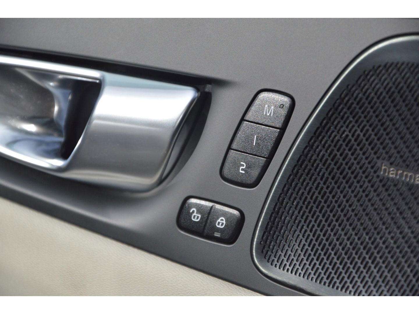 Volvo XC60 T6 Hybride AWD Inscription Long Range | Stuur + Stoel Verwarming | Camera | Panoramadak | Harman Kardon |