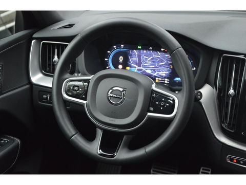 Volvo XC60 T6 Hybride Plus Dark Long Range | Camera | Stoel + Stuur Verwarming | Panormadak | BLIS |