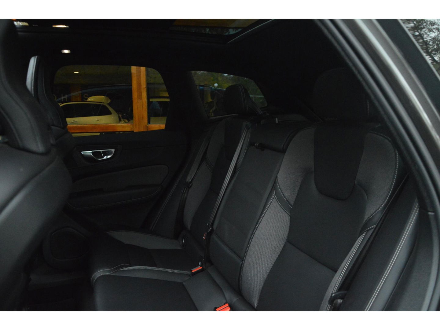 Volvo XC60 T6 Hybride Plus Dark Long Range | Camera | Stoel + Stuur Verwarming | Panormadak | BLIS |