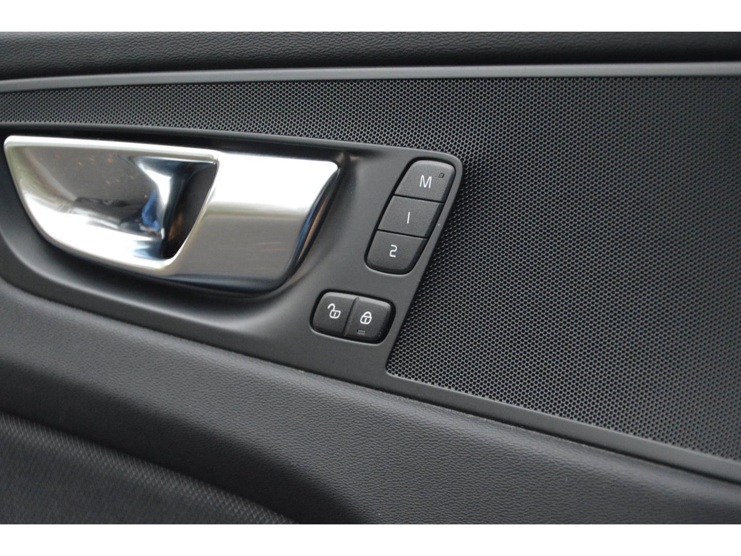 Volvo XC60 T6 Hybride Plus Dark Long Range | Camera | Stoel + Stuur Verwarming | Panormadak | BLIS |