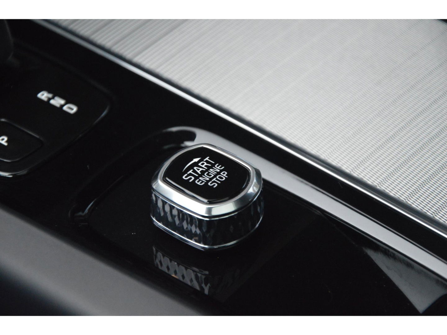 Volvo XC60 T6 Hybride Plus Dark Long Range | Camera | Stoel + Stuur Verwarming | Panormadak | BLIS |