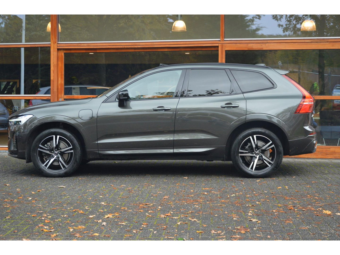 Volvo XC60 T6 Hybride Plus Dark Long Range | Camera | Stoel + Stuur Verwarming | Panormadak | BLIS |