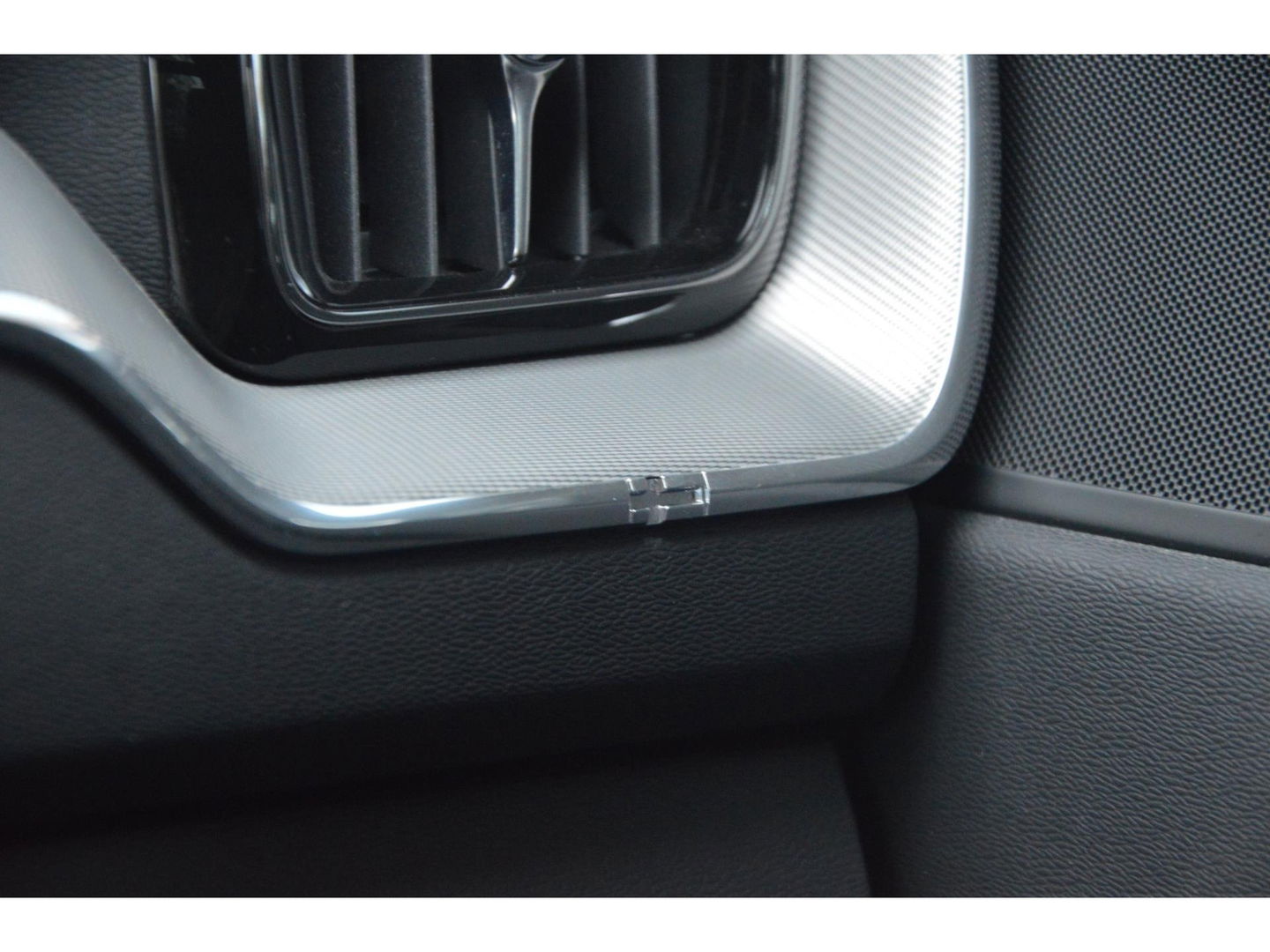 Volvo XC60 T6 Hybride Plus Dark Long Range | Camera | Stoel + Stuur Verwarming | Panormadak | BLIS |