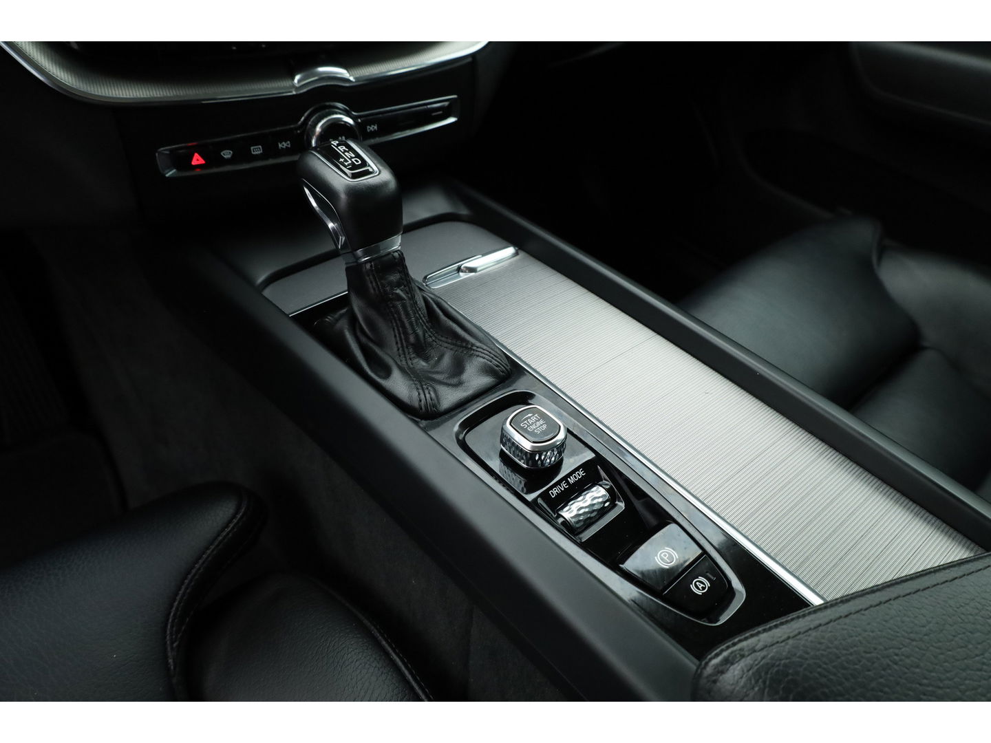 Volvo XC60 2.0 T5 AWD Inscription | Luchtvering | ACC | Trekhaak | Blis | Camera | Leer |