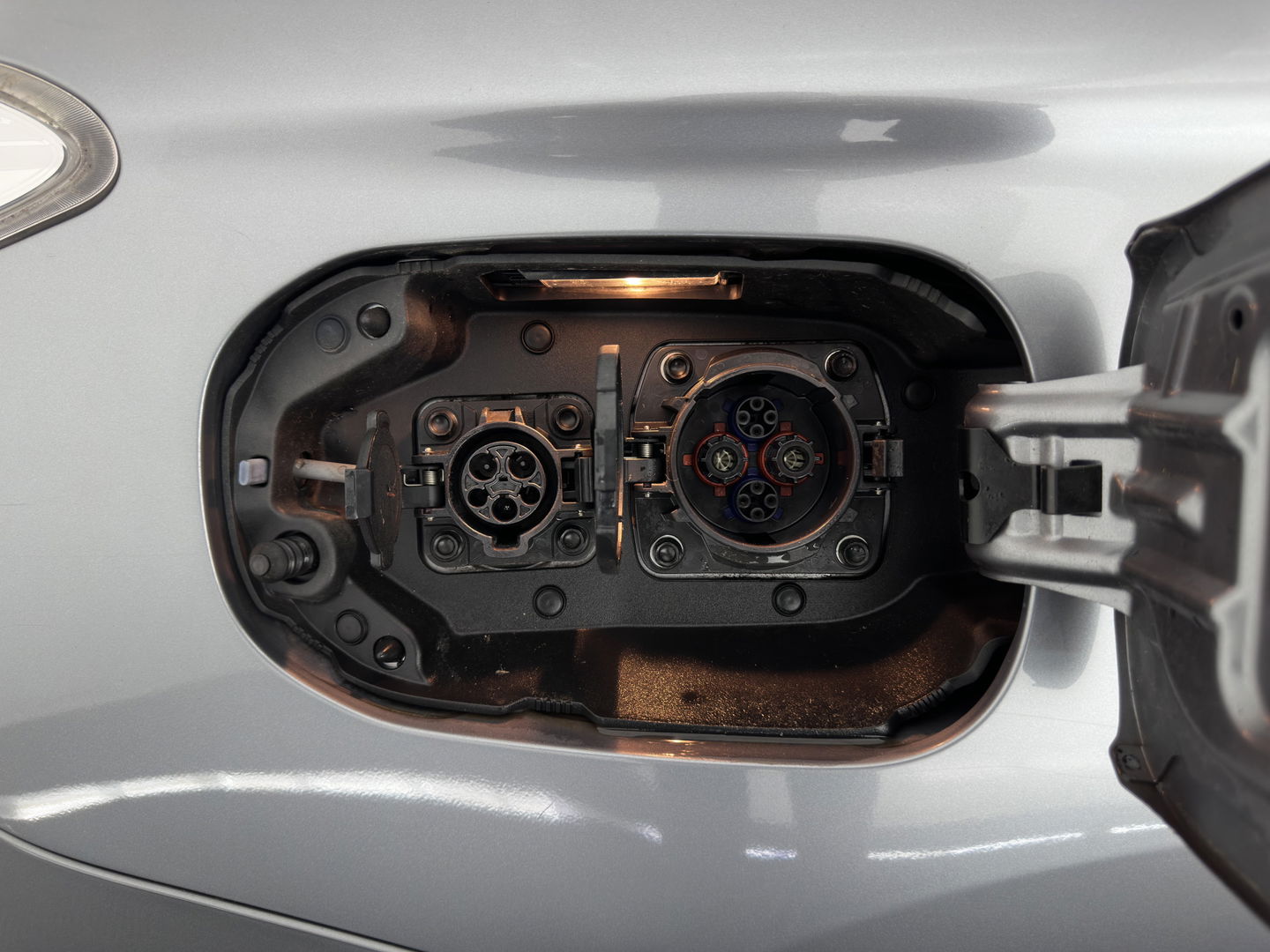 Mitsubishi Outlander 2.0 PHEV Executive Edition Aut. *NAVI-FULLMAP | XENON | LEATHER-FABRIC | COMFORT-SEATS | CAMERA | ECC | KEYLESS | DAB+ | SHIFT-PADDLES | PRIVACY-GLASS | TOWBAR | 18"ALU*