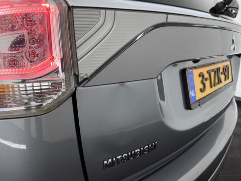 Mitsubishi Outlander 2.0 PHEV Executive Edition Aut. *NAVI-FULLMAP | XENON | LEATHER-FABRIC | COMFORT-SEATS | CAMERA | ECC | KEYLESS | DAB+ | SHIFT-PADDLES | PRIVACY-GLASS | TOWBAR | 18"ALU*
