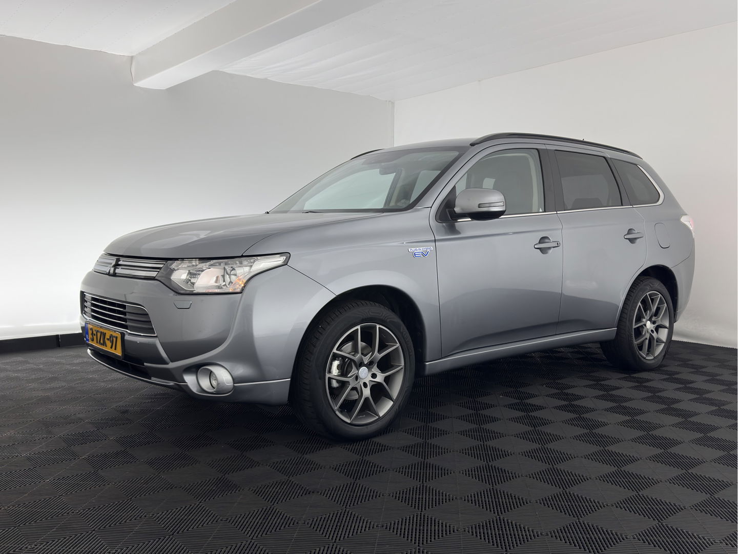 Mitsubishi Outlander 2.0 PHEV Executive Edition Aut. *NAVI-FULLMAP | XENON | LEATHER-FABRIC | COMFORT-SEATS | CAMERA | ECC | KEYLESS | DAB+ | SHIFT-PADDLES | PRIVACY-GLASS | TOWBAR | 18"ALU*
