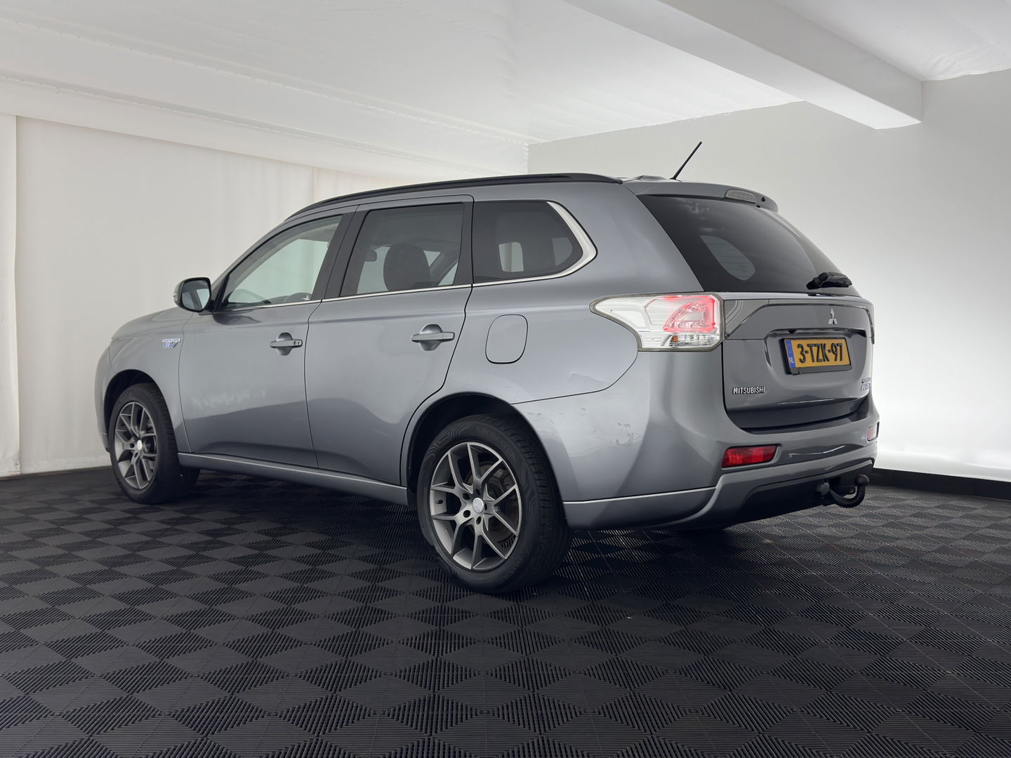 Mitsubishi Outlander 2.0 PHEV Executive Edition Aut. *NAVI-FULLMAP | XENON | LEATHER-FABRIC | COMFORT-SEATS | CAMERA | ECC | KEYLESS | DAB+ | SHIFT-PADDLES | PRIVACY-GLASS | TOWBAR | 18"ALU*