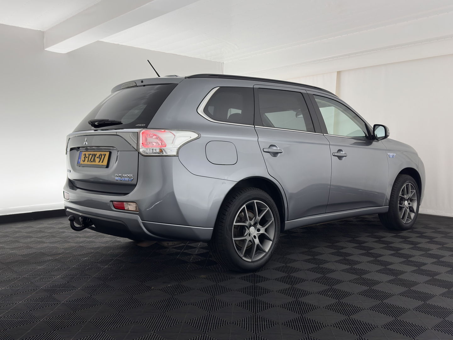 Mitsubishi Outlander 2.0 PHEV Executive Edition Aut. *NAVI-FULLMAP | XENON | LEATHER-FABRIC | COMFORT-SEATS | CAMERA | ECC | KEYLESS | DAB+ | SHIFT-PADDLES | PRIVACY-GLASS | TOWBAR | 18"ALU*
