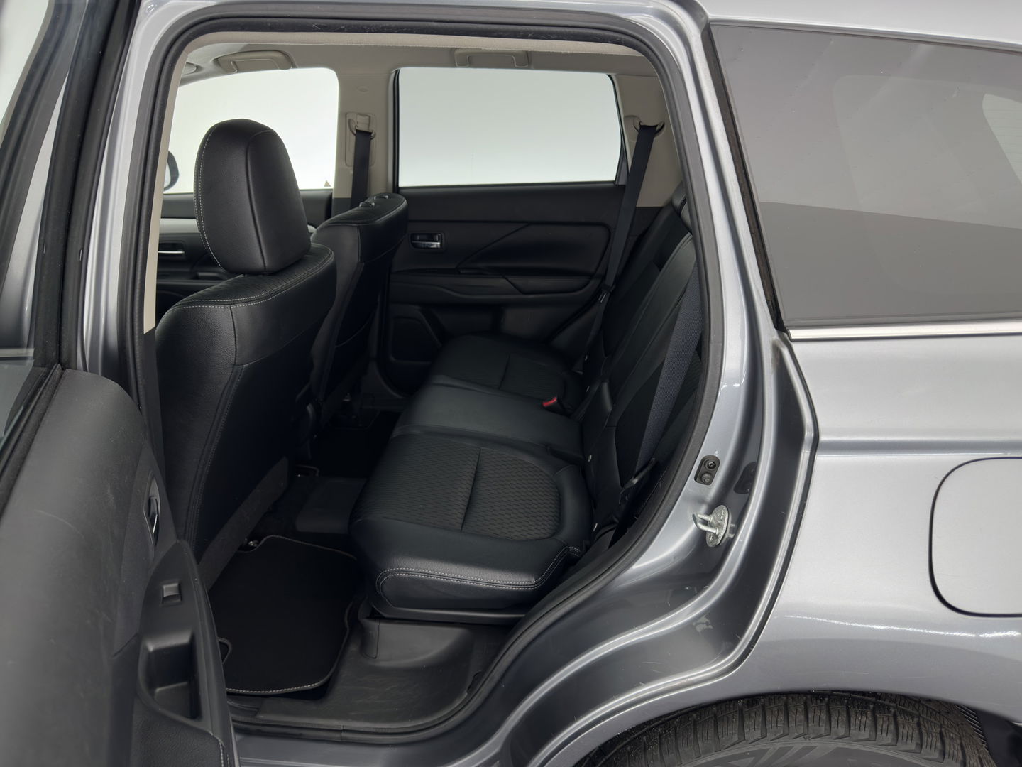 Mitsubishi Outlander 2.0 PHEV Executive Edition Aut. *NAVI-FULLMAP | XENON | LEATHER-FABRIC | COMFORT-SEATS | CAMERA | ECC | KEYLESS | DAB+ | SHIFT-PADDLES | PRIVACY-GLASS | TOWBAR | 18"ALU*