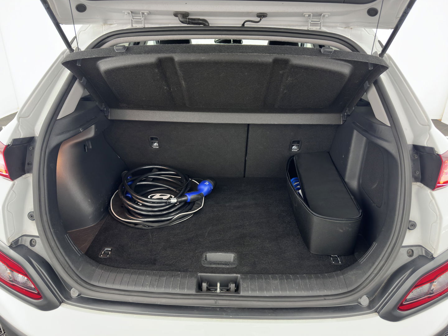 Hyundai KONA EV Premium 64 kWh {SOH-100%} [ 3-Fase ] (INCL.BTW) *LEATHER | KRELL-AUDIO | HEAD-UP | FULL-LED | NAVI-FULLMAP | DAB | ADAPT.CRUISE | KEYLESS | CAMERA | BLIND-SPOT | LANE-ASSIST | DIGI-COCKPIT | COMFORT-SEATS | TOWBAR | 17''ALU*