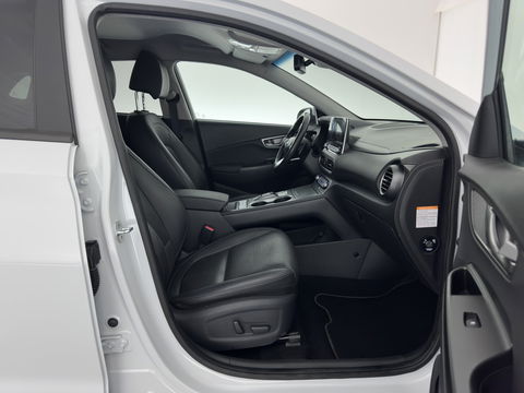 Hyundai KONA EV Premium 64 kWh {SOH-100%} [ 3-Fase ] (INCL.BTW) *LEATHER | KRELL-AUDIO | HEAD-UP | FULL-LED | NAVI-FULLMAP | DAB | ADAPT.CRUISE | KEYLESS | CAMERA | BLIND-SPOT | LANE-ASSIST | DIGI-COCKPIT | COMFORT-SEATS | TOWBAR | 17''ALU*