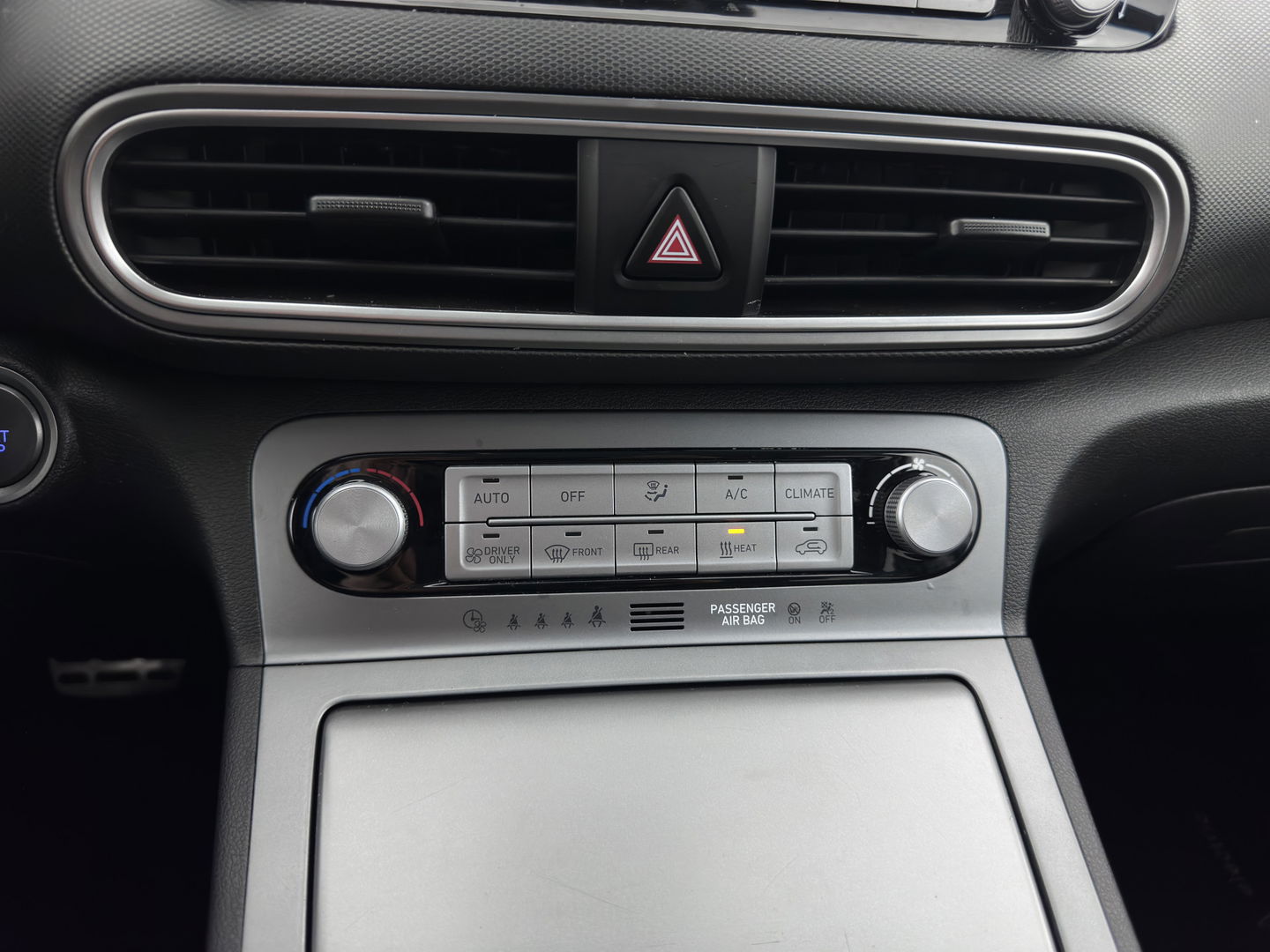 Hyundai KONA EV Premium 64 kWh {SOH-100%} [ 3-Fase ] (INCL.BTW) *LEATHER | KRELL-AUDIO | HEAD-UP | FULL-LED | NAVI-FULLMAP | DAB | ADAPT.CRUISE | KEYLESS | CAMERA | BLIND-SPOT | LANE-ASSIST | DIGI-COCKPIT | COMFORT-SEATS | TOWBAR | 17''ALU*