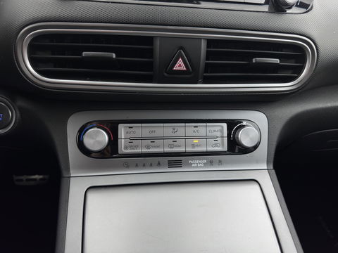 Hyundai KONA EV Premium 64 kWh {SOH-100%} [ 3-Fase ] (INCL.BTW) *LEATHER | KRELL-AUDIO | HEAD-UP | FULL-LED | NAVI-FULLMAP | DAB | ADAPT.CRUISE | KEYLESS | CAMERA | BLIND-SPOT | LANE-ASSIST | DIGI-COCKPIT | COMFORT-SEATS | TOWBAR | 17''ALU*