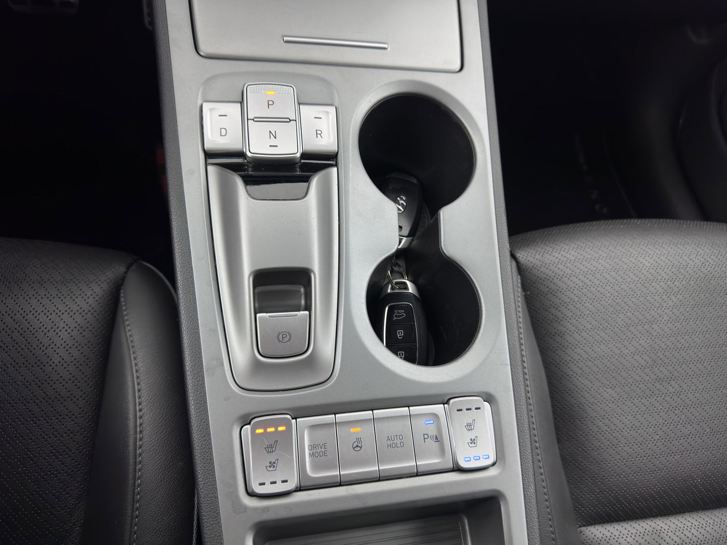 Hyundai KONA EV Premium 64 kWh {SOH-100%} [ 3-Fase ] (INCL.BTW) *LEATHER | KRELL-AUDIO | HEAD-UP | FULL-LED | NAVI-FULLMAP | DAB | ADAPT.CRUISE | KEYLESS | CAMERA | BLIND-SPOT | LANE-ASSIST | DIGI-COCKPIT | COMFORT-SEATS | TOWBAR | 17''ALU*