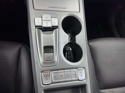 Hyundai KONA EV Premium 64 kWh {SOH-100%} [ 3-Fase ] (INCL.BTW) *LEATHER | KRELL-AUDIO | HEAD-UP | FULL-LED | NAVI-FULLMAP | DAB | ADAPT.CRUISE | KEYLESS | CAMERA | BLIND-SPOT | LANE-ASSIST | DIGI-COCKPIT | COMFORT-SEATS | TOWBAR | 17''ALU*