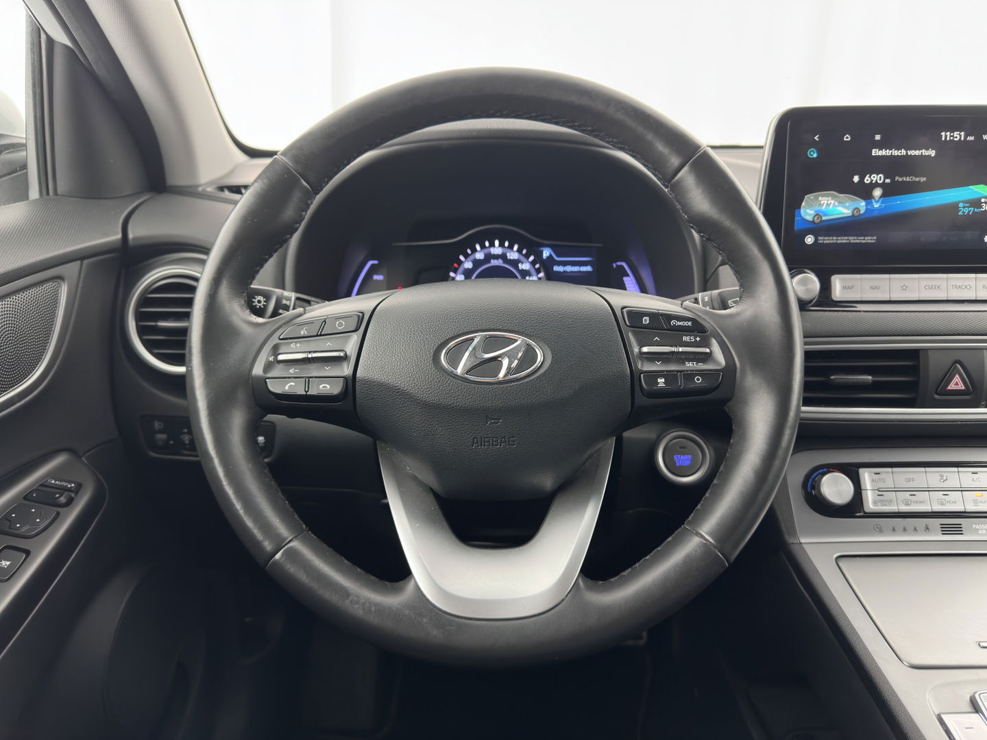 Hyundai KONA EV Premium 64 kWh {SOH-100%} [ 3-Fase ] (INCL.BTW) *LEATHER | KRELL-AUDIO | HEAD-UP | FULL-LED | NAVI-FULLMAP | DAB | ADAPT.CRUISE | KEYLESS | CAMERA | BLIND-SPOT | LANE-ASSIST | DIGI-COCKPIT | COMFORT-SEATS | TOWBAR | 17''ALU*