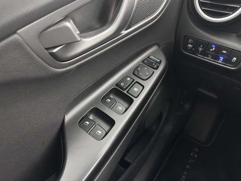 Hyundai KONA EV Premium 64 kWh {SOH-100%} [ 3-Fase ] (INCL.BTW) *LEATHER | KRELL-AUDIO | HEAD-UP | FULL-LED | NAVI-FULLMAP | DAB | ADAPT.CRUISE | KEYLESS | CAMERA | BLIND-SPOT | LANE-ASSIST | DIGI-COCKPIT | COMFORT-SEATS | TOWBAR | 17''ALU*