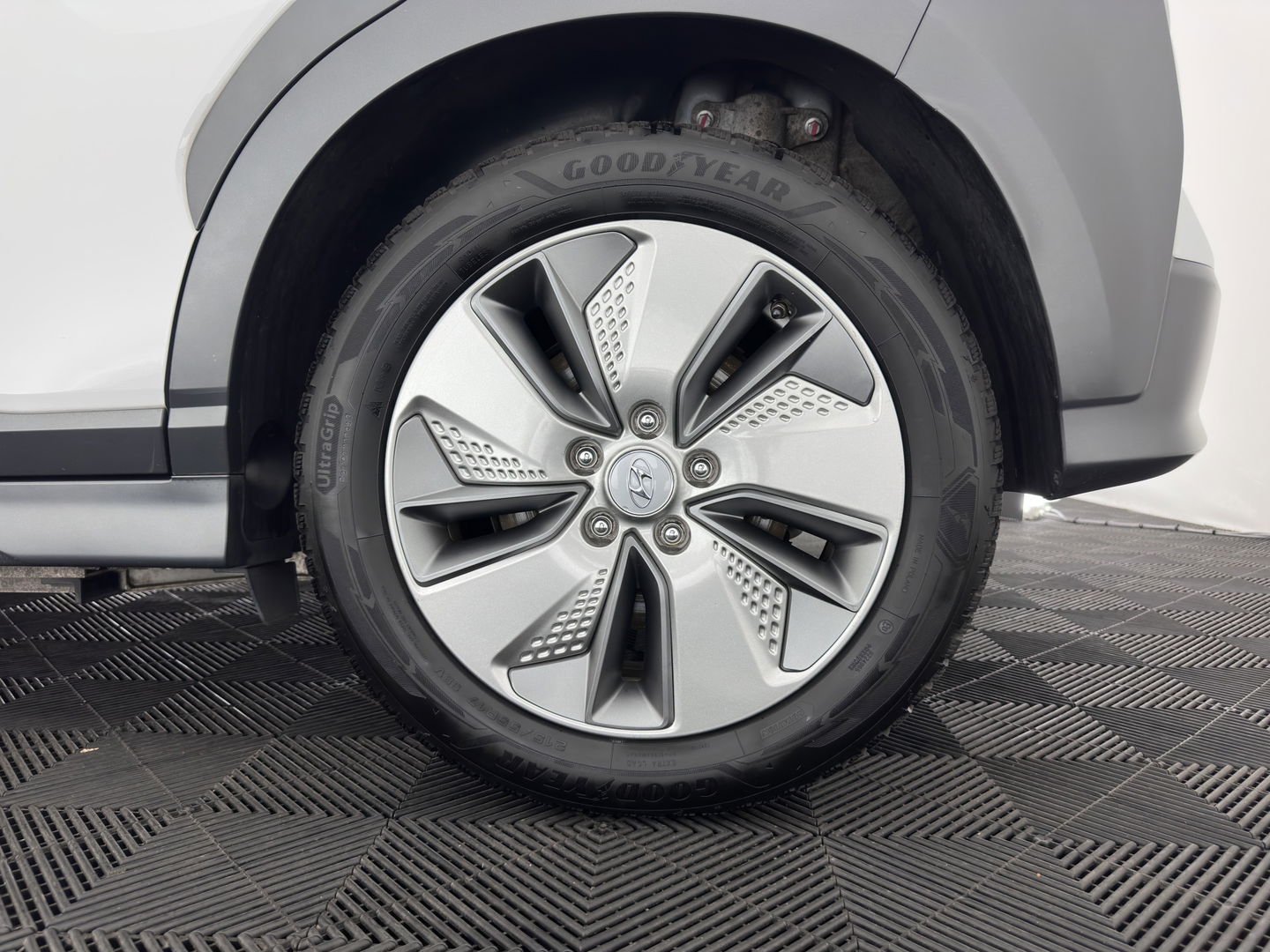 Hyundai KONA EV Premium 64 kWh {SOH-100%} [ 3-Fase ] (INCL.BTW) *LEATHER | KRELL-AUDIO | HEAD-UP | FULL-LED | NAVI-FULLMAP | DAB | ADAPT.CRUISE | KEYLESS | CAMERA | BLIND-SPOT | LANE-ASSIST | DIGI-COCKPIT | COMFORT-SEATS | TOWBAR | 17''ALU*