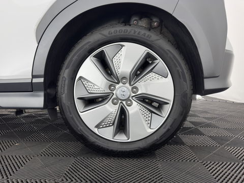 Hyundai KONA EV Premium 64 kWh {SOH-100%} [ 3-Fase ] (INCL.BTW) *LEATHER | KRELL-AUDIO | HEAD-UP | FULL-LED | NAVI-FULLMAP | DAB | ADAPT.CRUISE | KEYLESS | CAMERA | BLIND-SPOT | LANE-ASSIST | DIGI-COCKPIT | COMFORT-SEATS | TOWBAR | 17''ALU*