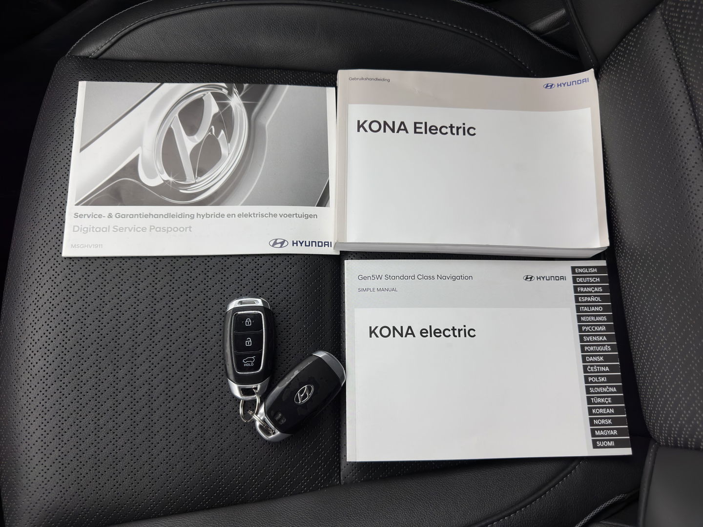Hyundai KONA EV Premium 64 kWh {SOH-100%} [ 3-Fase ] (INCL.BTW) *LEATHER | KRELL-AUDIO | HEAD-UP | FULL-LED | NAVI-FULLMAP | DAB | ADAPT.CRUISE | KEYLESS | CAMERA | BLIND-SPOT | LANE-ASSIST | DIGI-COCKPIT | COMFORT-SEATS | TOWBAR | 17''ALU*