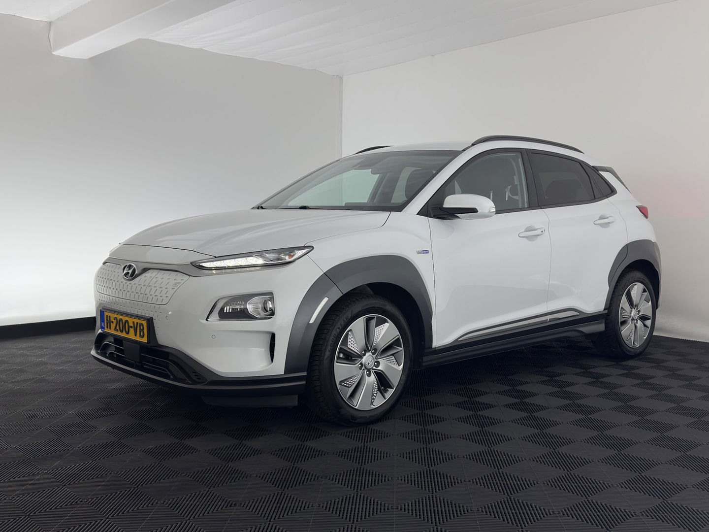 Hyundai KONA EV Premium 64 kWh {SOH-100%} [ 3-Fase ] (INCL.BTW) *LEATHER | KRELL-AUDIO | HEAD-UP | FULL-LED | NAVI-FULLMAP | DAB | ADAPT.CRUISE | KEYLESS | CAMERA | BLIND-SPOT | LANE-ASSIST | DIGI-COCKPIT | COMFORT-SEATS | TOWBAR | 17''ALU*