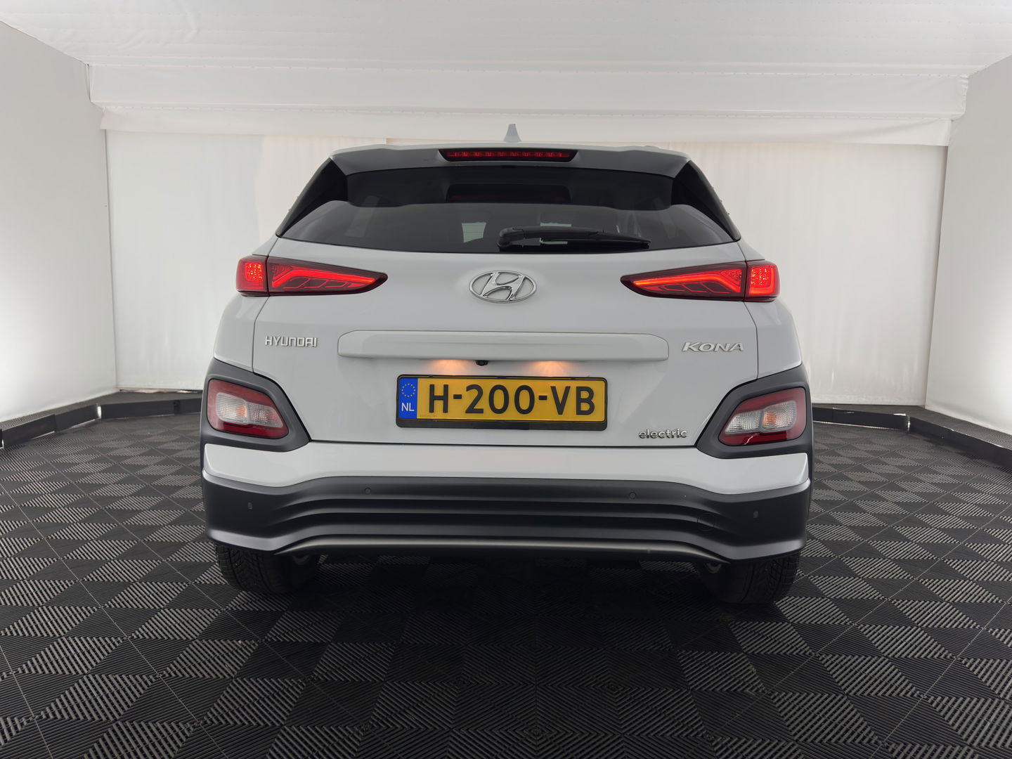 Hyundai KONA EV Premium 64 kWh {SOH-100%} [ 3-Fase ] (INCL.BTW) *LEATHER | KRELL-AUDIO | HEAD-UP | FULL-LED | NAVI-FULLMAP | DAB | ADAPT.CRUISE | KEYLESS | CAMERA | BLIND-SPOT | LANE-ASSIST | DIGI-COCKPIT | COMFORT-SEATS | TOWBAR | 17''ALU*