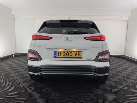 Hyundai KONA EV Premium 64 kWh {SOH-100%} [ 3-Fase ] (INCL.BTW) *LEATHER | KRELL-AUDIO | HEAD-UP | FULL-LED | NAVI-FULLMAP | DAB | ADAPT.CRUISE | KEYLESS | CAMERA | BLIND-SPOT | LANE-ASSIST | DIGI-COCKPIT | COMFORT-SEATS | TOWBAR | 17''ALU*