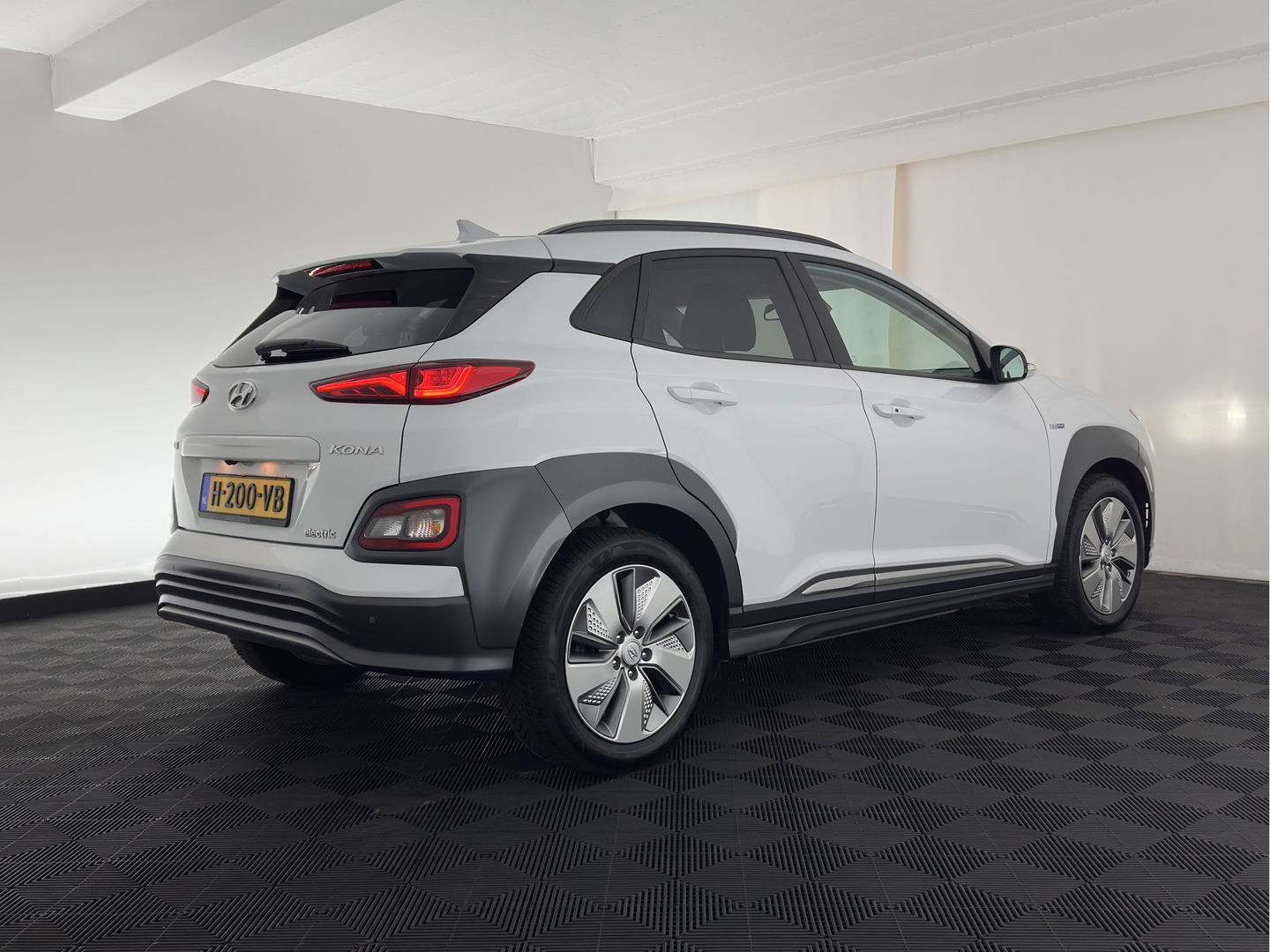 Hyundai KONA EV Premium 64 kWh {SOH-100%} [ 3-Fase ] (INCL.BTW) *LEATHER | KRELL-AUDIO | HEAD-UP | FULL-LED | NAVI-FULLMAP | DAB | ADAPT.CRUISE | KEYLESS | CAMERA | BLIND-SPOT | LANE-ASSIST | DIGI-COCKPIT | COMFORT-SEATS | TOWBAR | 17''ALU*